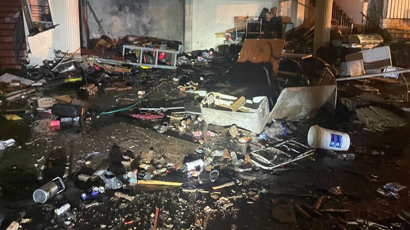 Los equipos de emergencia arribaron a una escena caótica y espantosa en un vecindario de...