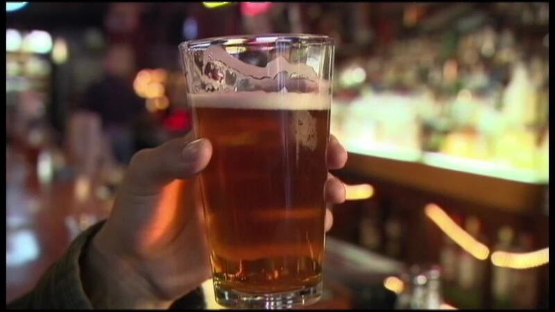 Fotografía referencial de consumo de una bebida alcohólica.